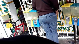 Una nalgona en la tortilleria